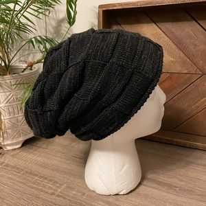 Redess Knitted Beanie Hat in Black with Wool Lining
